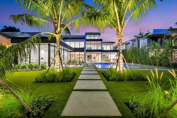 Backyard, Exterior, Facade, Modern