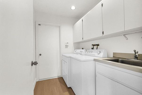 Interior, Recessed Lighting, Washer, Wood Texture Flooring