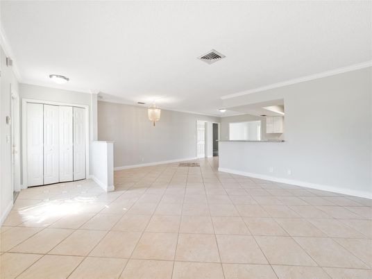 Empty room, Interior