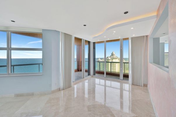 Empty room, Interior, Recessed Lighting, Water