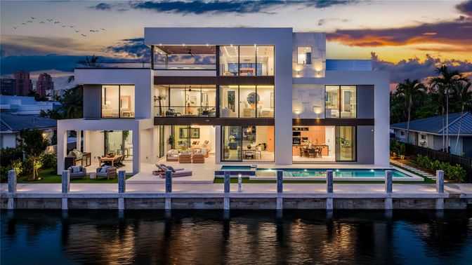 Exterior, Facade, Pool, Modern