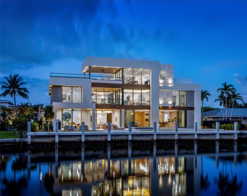 Exterior, Facade, Modern