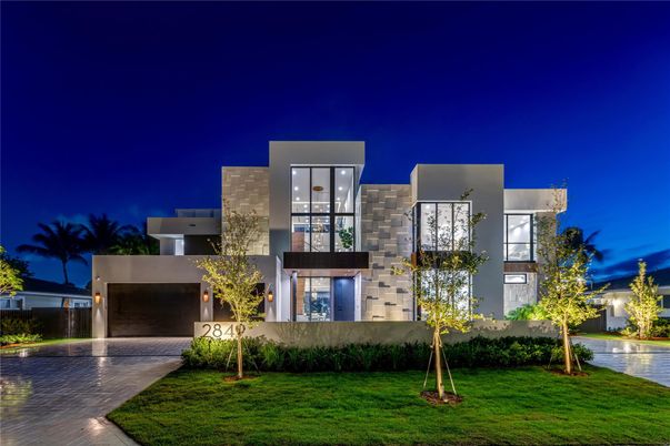 Attached, Backyard, Exterior, Facade, Modern