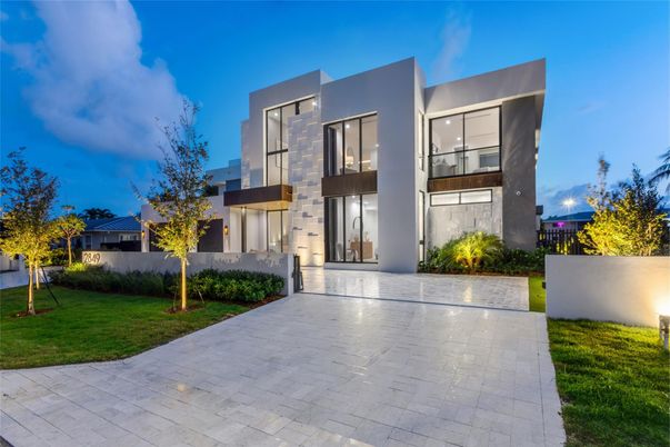 Backyard, Exterior, Facade, Modern