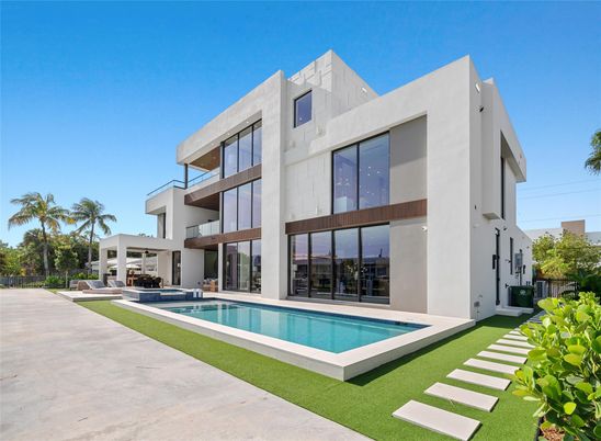 Backyard, Exterior, Facade, Pool, Modern