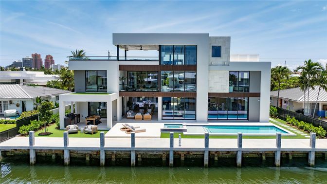 Exterior, Facade, Pool, Modern