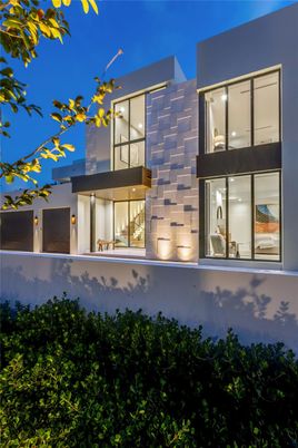 Exterior, Facade, Modern
