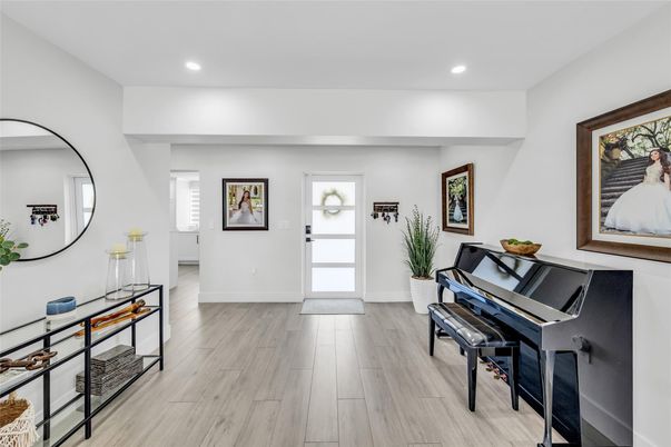 Interior, Piano, Recessed Lighting, Wood Texture Flooring