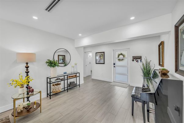 Interior, Recessed Lighting, Wood Texture Flooring