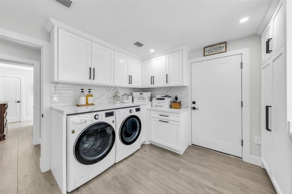 Interior, Recessed Lighting, Washer, Wood Texture Flooring