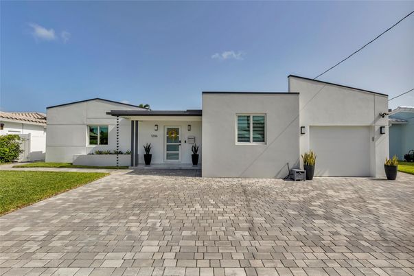 Attached, Exterior, Facade, Modern