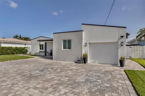 Attached, Exterior, Facade, Modern
