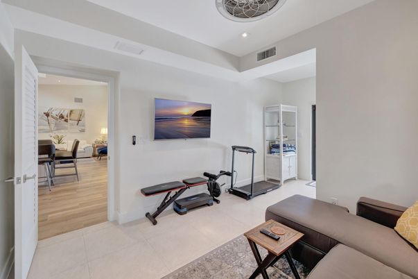 Fitness Equipment, Interior, Living room, Recessed Lighting, Wood Texture Flooring