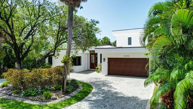 Attached, Exterior, Facade, Modern