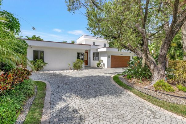 Attached, Exterior, Facade, Modern