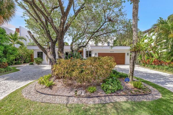 Attached, Exterior, Facade, Ranch