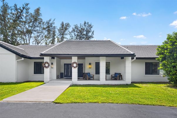 Exterior, Facade, Ranch