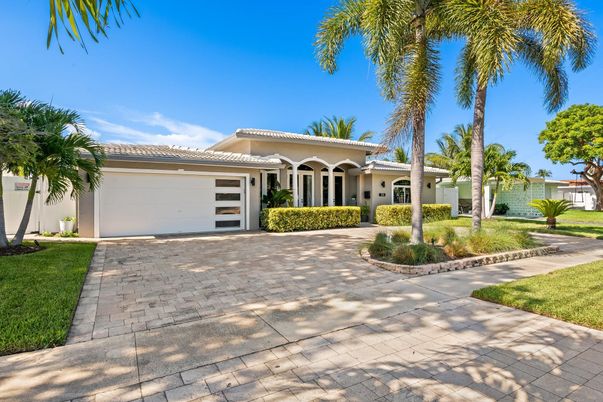 Attached, Exterior, Facade, Mediterranean