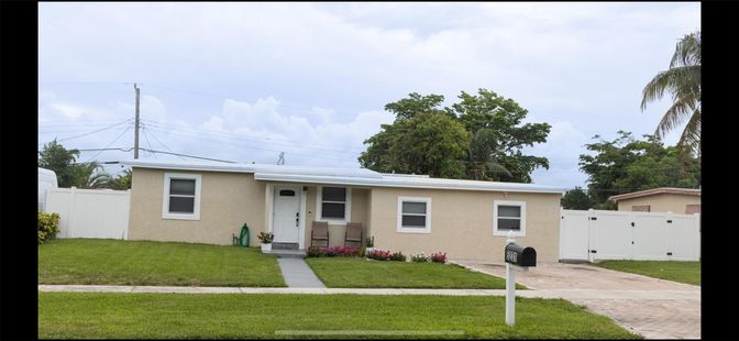 Exterior, Facade, Ranch
