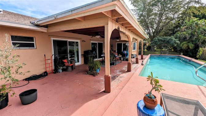 Exterior, Pool