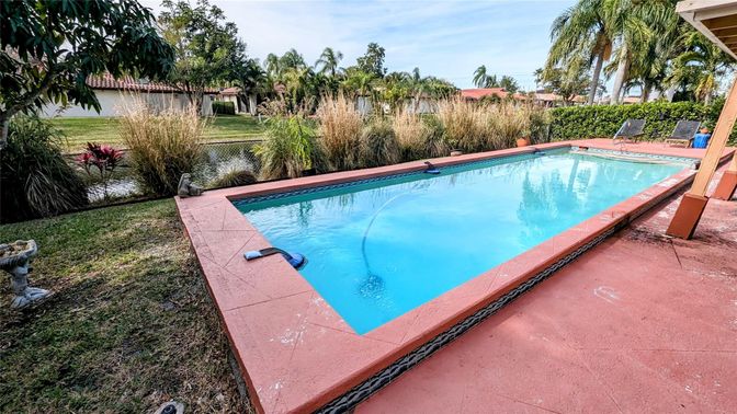 Exterior, Pool