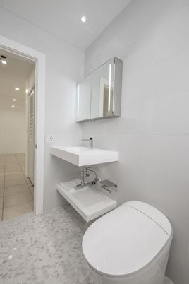 Bathroom, Free Standing Baths, Interior, Recessed Lighting