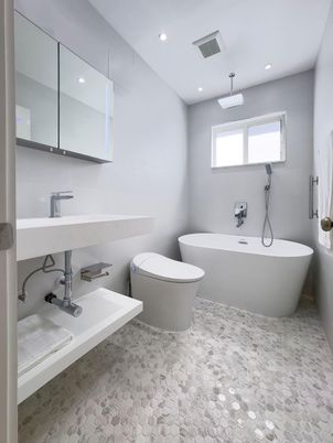 Bathroom, Free Standing Baths, Interior, Pendant Lights, Recessed Lighting