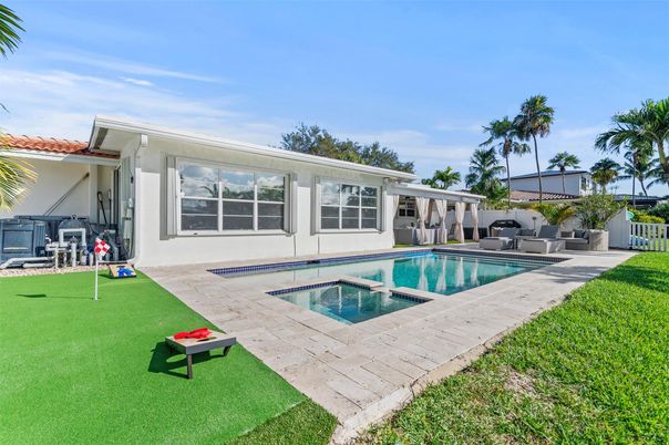 Exterior, Pool