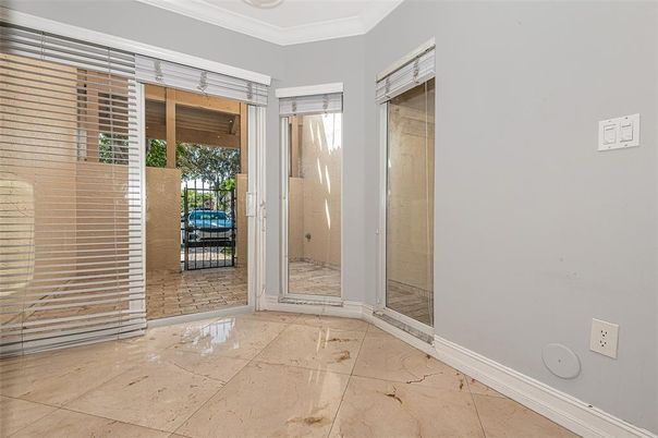 Empty room, Interior