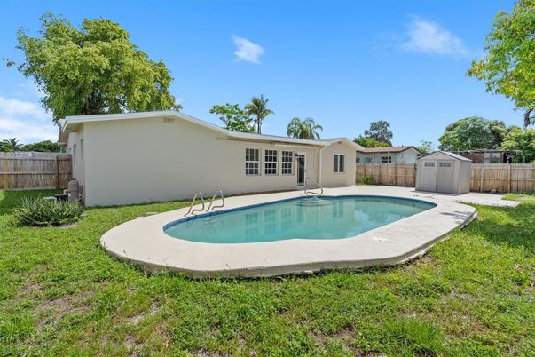Exterior, Pool