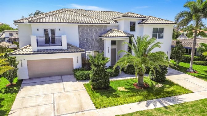 Attached, Exterior, Facade, Mediterranean
