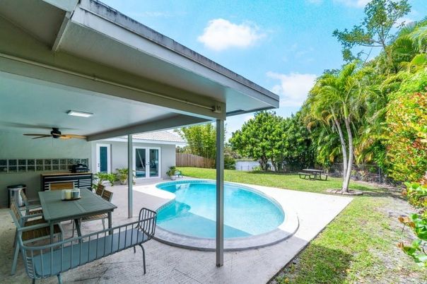 Exterior, Pool