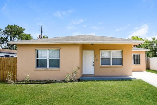 Exterior, Facade, Ranch
