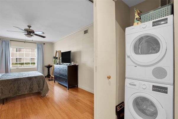 Bedroom, Interior, Utility Closets, Washer, Wood Texture Flooring