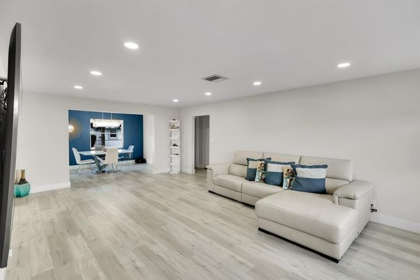 Chandelier, Dining room, Interior, Living room, Recessed Lighting, Wood Texture Flooring