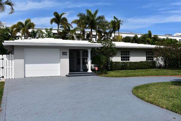 Attached, Exterior, Facade, Ranch
