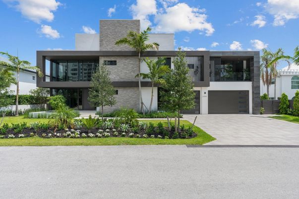Attached, Exterior, Facade, Modern