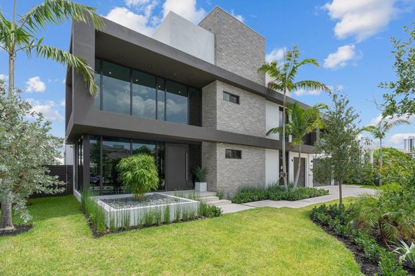 Backyard, Exterior, Facade, Modern