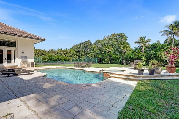 Exterior, Pool