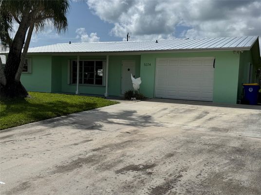 Attached, Exterior, Facade, Ranch