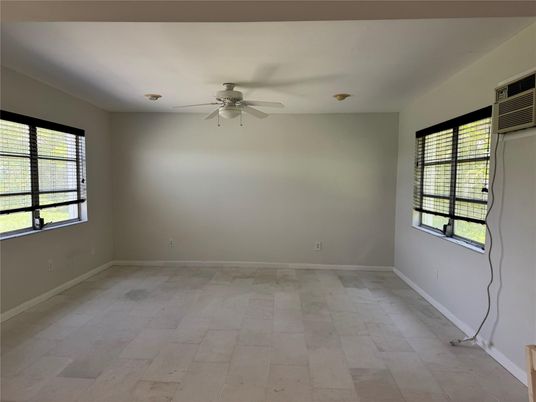 Empty room, Interior