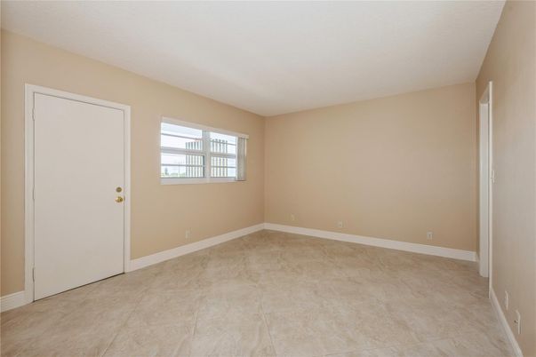 Empty room, Interior