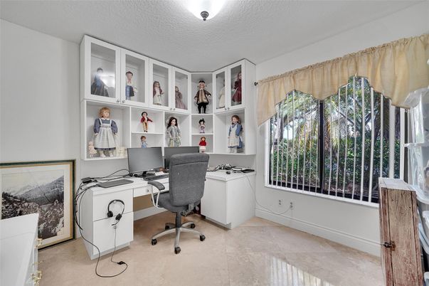 Home Office, Interior