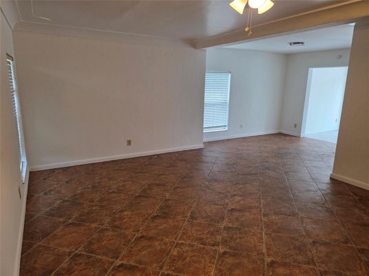 Empty room, Interior