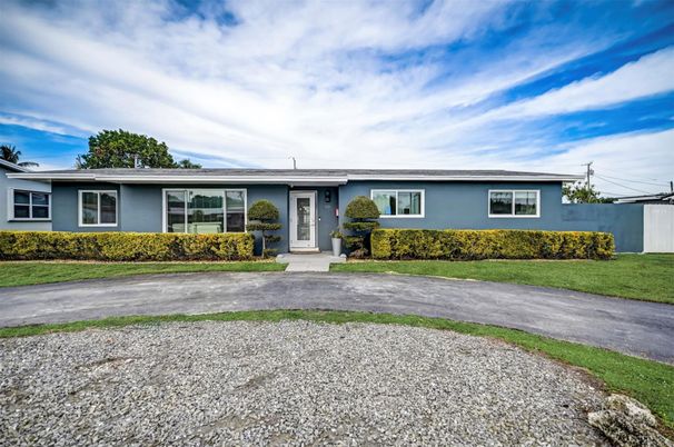 Exterior, Facade, Ranch