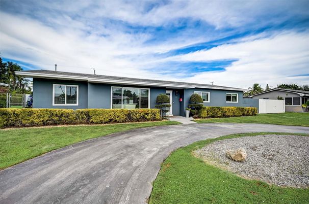 Backyard, Exterior, Facade, Ranch