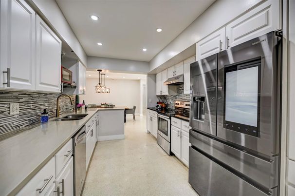 Dining room, Interior, Kitchen, Pendant Lights, Recessed Lighting, Stainless Steel Appliances