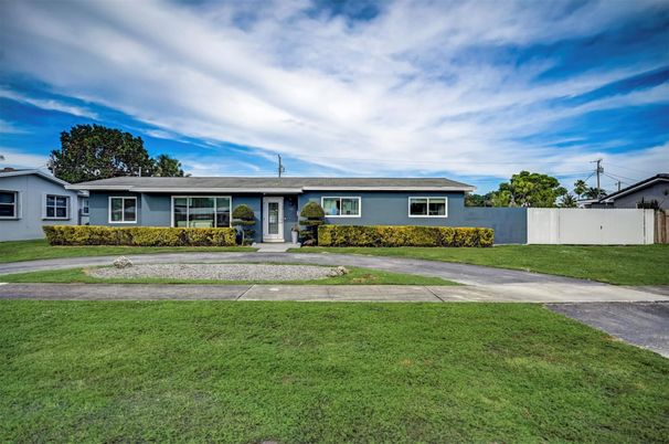 Exterior, Facade, Ranch