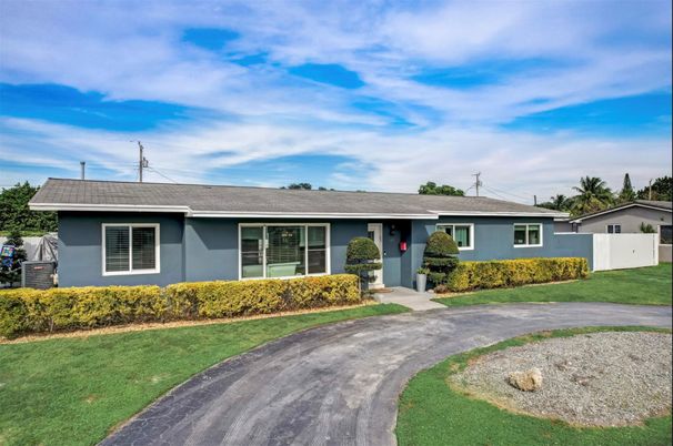 Exterior, Facade, Ranch