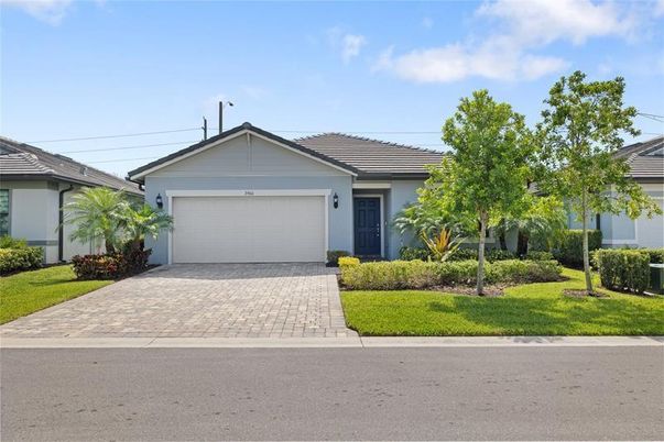 Attached, Exterior, Facade, Ranch